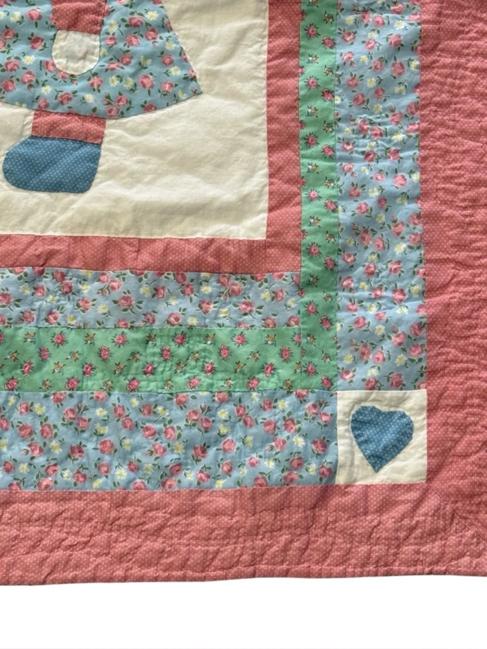 Vintage Britannica Sun Bonnet Sue Wall Hanging or Crib Quilt 28” x 38”